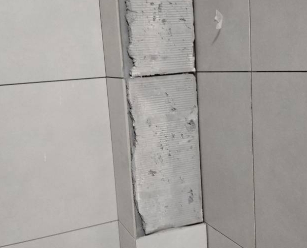 汉源瓷砖空鼓维修公司分享下瓷砖施工前基层浇水润湿程度不足，可能导致以下问题